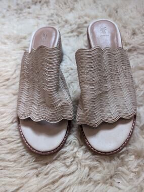 Frye Cindy Mule Sandals Size 7 Tan Cream Heeled Open Toe